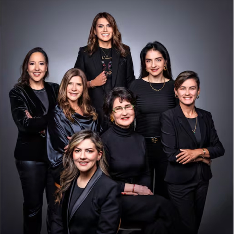 Mujeres que escalan hasta la cima: líderes en el mundo corporativo