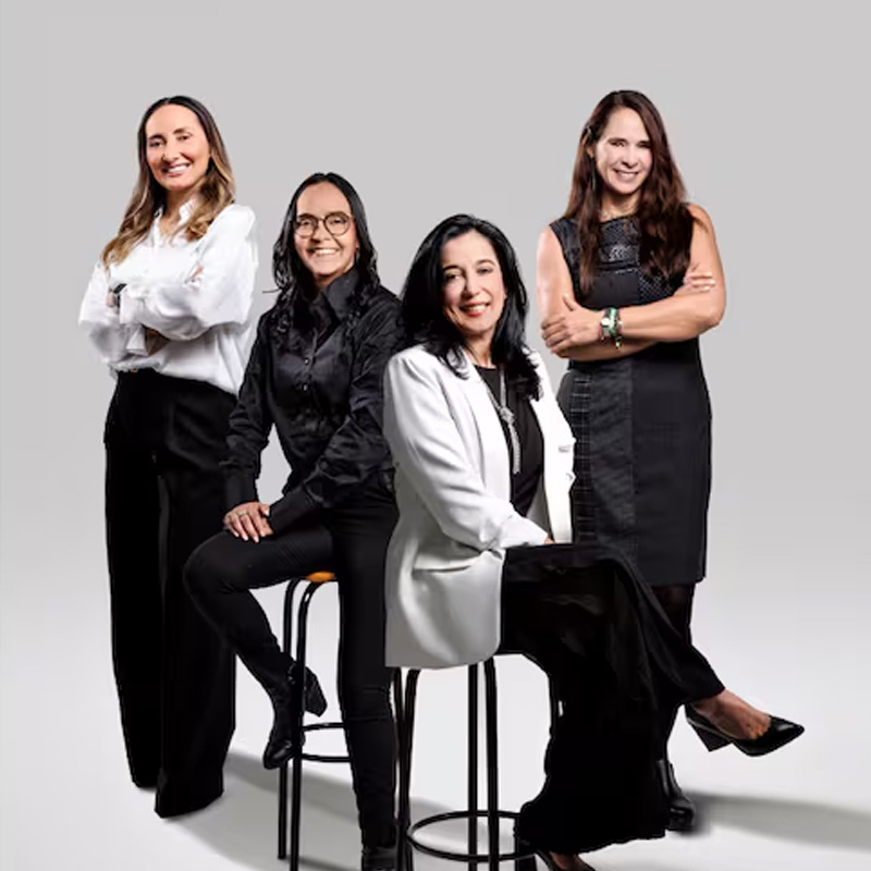 Mujeres que escalan hasta la cima: líderes en el mundo corporativo