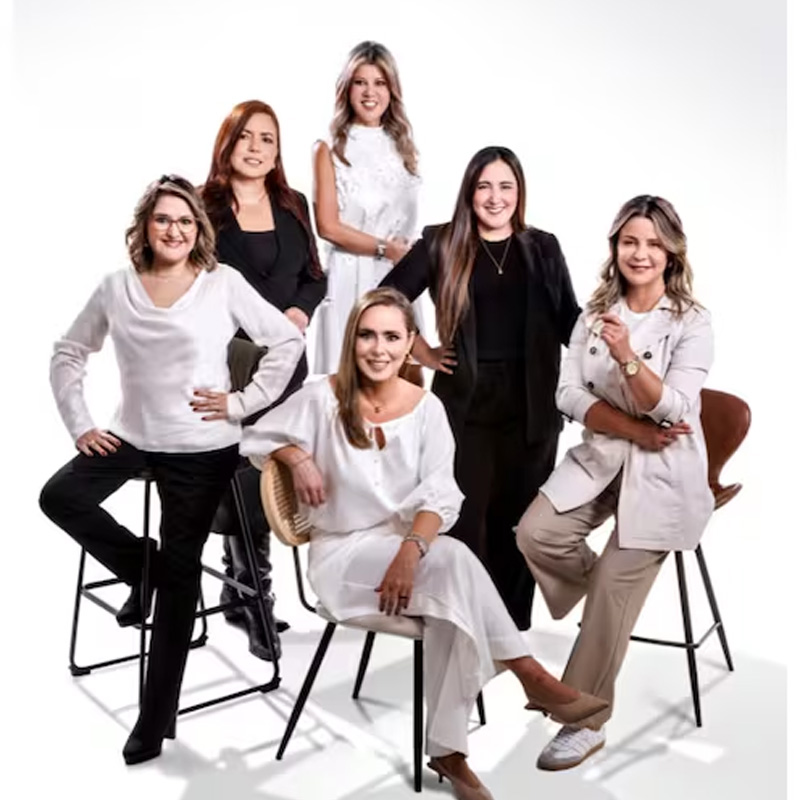 Mujeres que escalan hasta la cima: líderes en el mundo corporativo