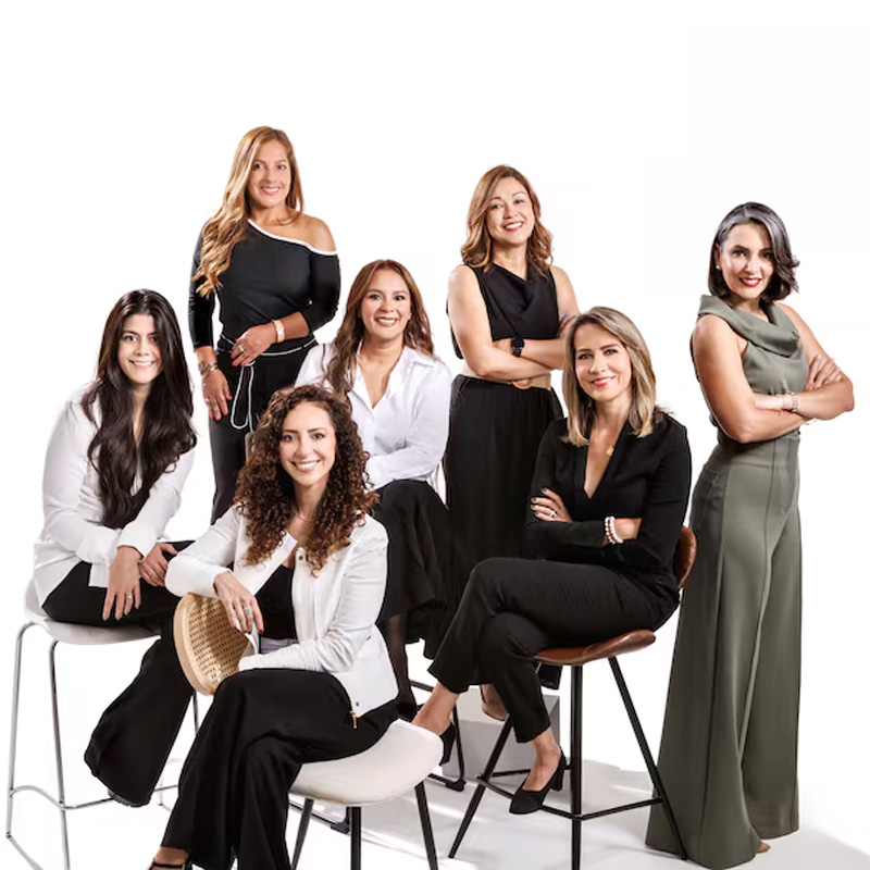 Mujeres que escalan hasta la cima: líderes en el mundo corporativo