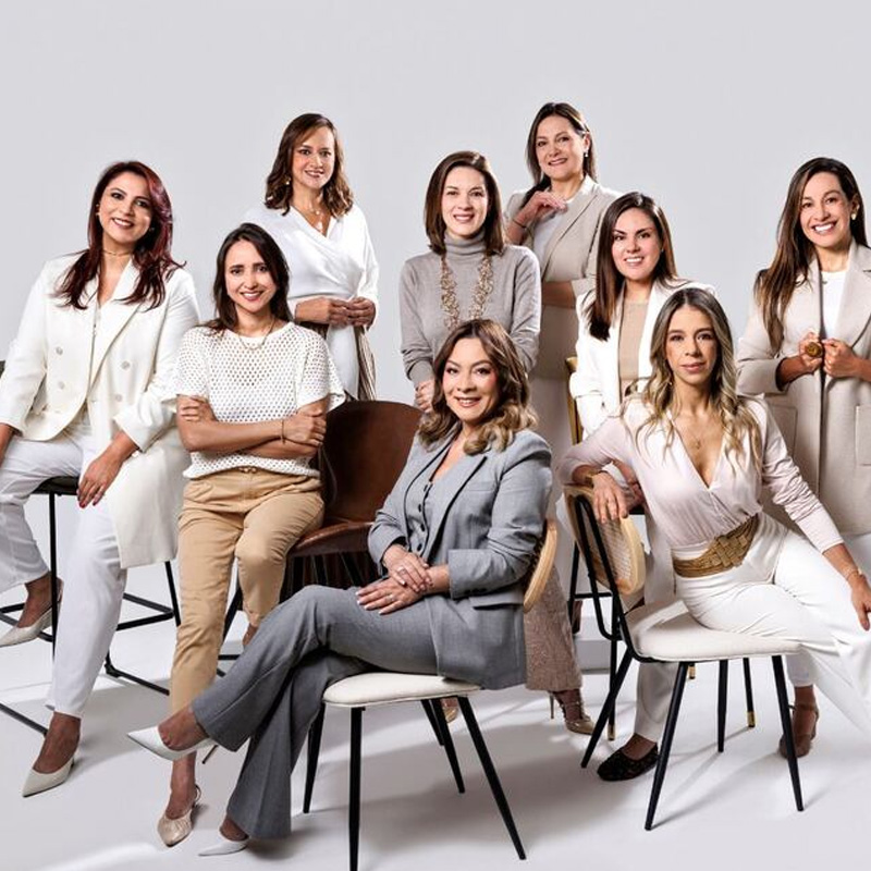 Mujeres que escalan hasta la cima: líderes en el mundo corporativo